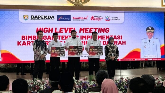 Bank Jateng berkomitmen dalam mendukung tata kelola keuangan daerah yang akuntabel melalui implementasi Kartu Kredit Pemerintah Daerah (KKPD) di Kabupaten Kendal. Langkah ini diresmikan dalam rangkaian kegiatan strategis di Pendopo Tumenggung Bahurekso, Rabu (21/1/2026). (Foto : Dok Bank Jateng)