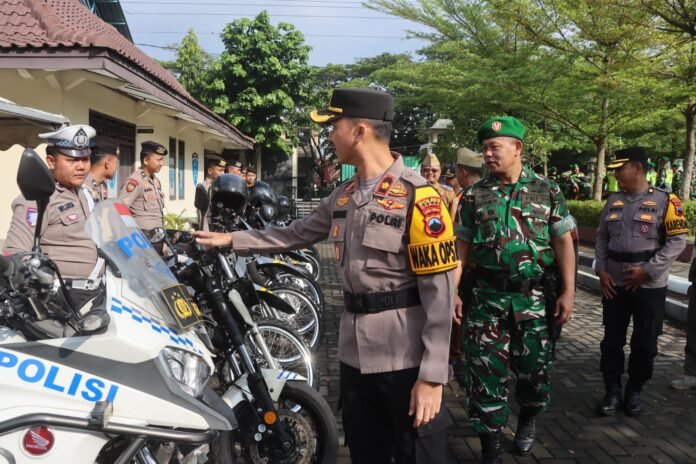 Jajaran Polres Demak bersama lintas instansi mengikuti Apel Operasi Keselamatan Candi 2026 di Lapangan Wicaksana Laghawa, Senin (2/2/2026). (Foto:Sam)