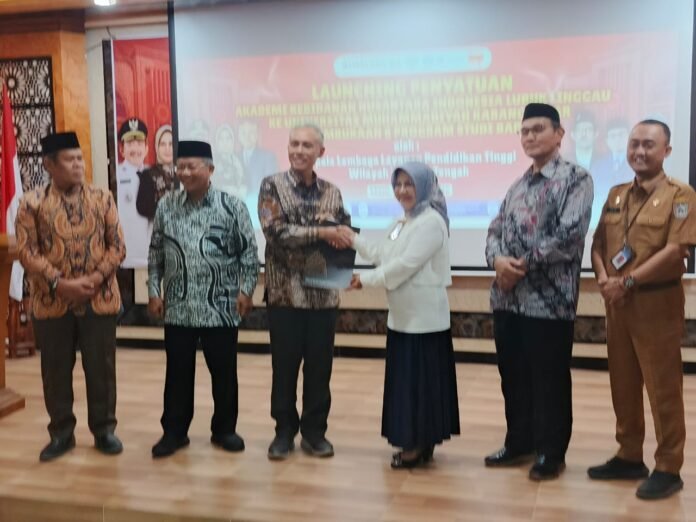 Kepala LLDikti Wilayah VI, Aisyah Endah Palupi menyerahkan dokumen pembukaan Prodi baru UMUKA. (Foto : Istimewa)