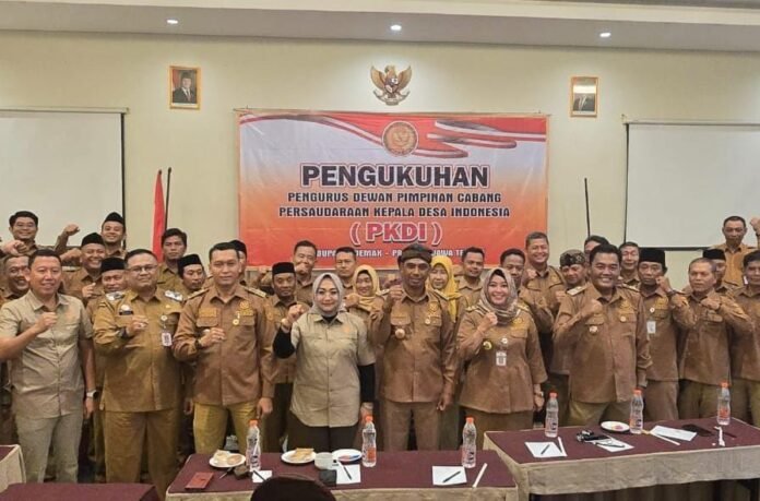 Pengurus DPC Persaudaraan Kepala Desa Indonesia (PKDI) Kabupaten Demak resmi dikukuhkan di Hotel Amantis Demak, Senin (2/2/2026), sebagai bentuk penguatan kekompakan dan perjuangan aspirasi desa. (Foto:Sam)