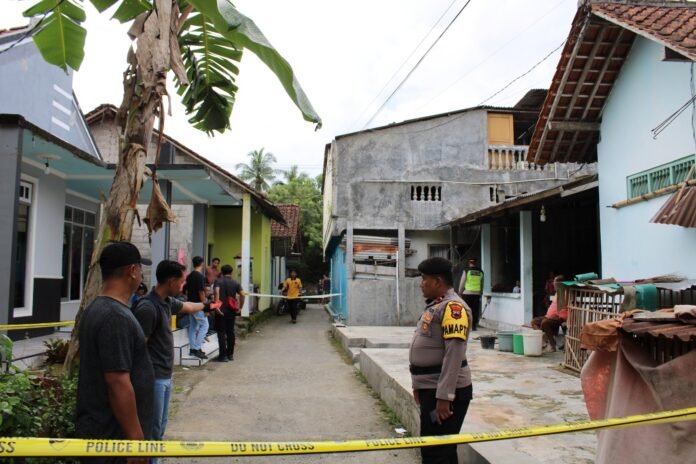 Tim Inafis Satreskrim Polres Kebumen saat melakukan olah tempat kejadian perkara (TKP) anggota Satpol PP disabet sajam sama orang dalam gangguan kejiwaan di Kecamatan Alian, Kabupaten Kebumen. (Foto: Dok Polda Jateng)