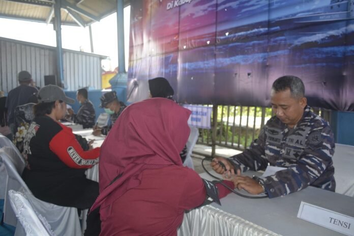 TNI AL melalui Komando Daerah Angkatan Laut (Kodaeral) V Surabaya menggelar Bakti Sosial dan Bakti Kesehatan dalam rangka memperingati Hari Dharma Samudera Tahun 2026, bertempat di Tempat Pelelangan Ikan (TPI) Unit II Juwana, Kabupaten Pati, Jawa Tengah, Selasa (3/2/2026). (Foto : Dok TNI AL)