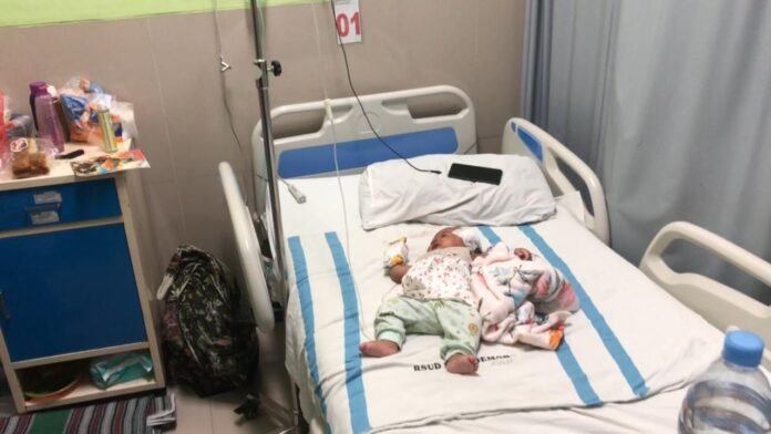 Bayi 4 bulan asal Desa Bedono, Demak, dirawat intensif di RSUD Sunan Kalijaga usai mengalami luka di kepala akibat serangan monyet liar. (Foto:Sam)