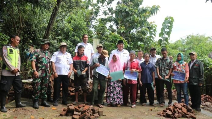 Bank Jateng memfasilitasi penyaluran bantuan Rumah Tidak Layak Huni (RTLH) bagi warga terdampak bencana cuaca ekstrem di Kabupaten Jepara. Penyerahan bantuan secara simbolis dilakukan langsung oleh Bupati Jepara, Witiarso Utomo, bertempat di Desa Welahan, Kecamatan Welahan, Kabupaten Jepara, pada Rabu, (28/1/2026). (Foto : Dok Bank Jateng)