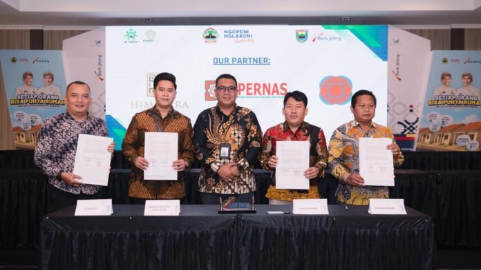 Bank Jateng secara resmi menggandeng 40 pengembang perumahan guna memastikan Masyarakat Berpenghasilan Rendah (MBR) di wilayah Batang dan sekitarnya dapat memiliki hunian layak dengan mudah. Penandatanganan kerja sama tersebut dilaksanakan di Pekalongan, pada Selasa (20/1/2026). (Foto : Dok Bank Jateng)