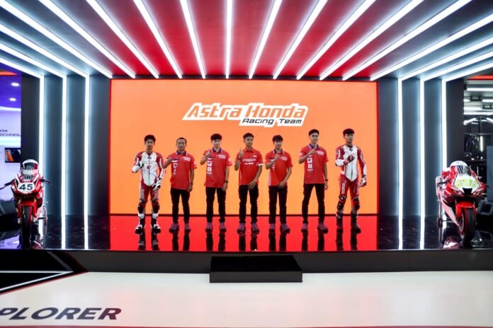 Para pebalap Astra Honda Racing Team (AHRT) beserta jajaran direksi PT Astra Honda Motor (AHM) berfoto bersama pada sesi pengumuman tim AHRT yang dilangsungkan di Indonesia Internasional Motor Show (IIMS) 2026 di JIExpo Kemayoran, Jakarta Kamis (5/2/2026). (Foto : Dok Honda)  