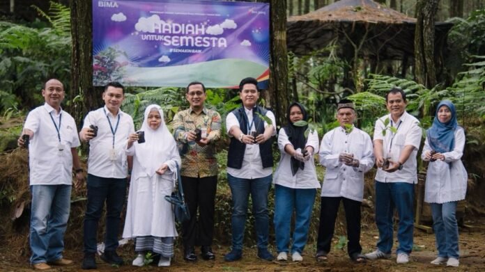 Bank Jateng Cabang Batang menanam 200 bibit pohon kopi di kawasan Desa Wisata Curug Genting, dalam kegiatan penyerahan hadiah undian Tabungan BIMA Periode I Tahun 2025 yang bertajuk “Hadiah untuk Semesta” sebagai bentuk apresiasi kepada nasabah setia pada Kamis (29/1/2026). (Foto : Dok Bank Jateng)