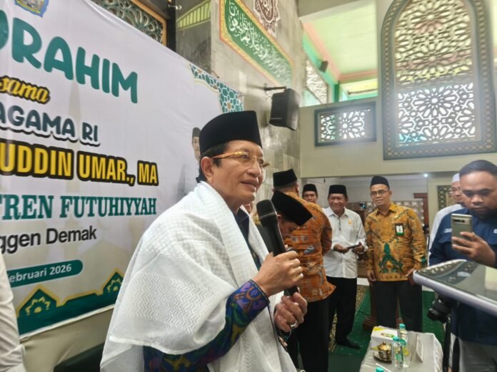 Menteri Agama RI Nasaruddin Umar saat menyampaikan komitmen pemerintah terhadap penguatan pondok pesantren dan program Makan Bergizi Gratis (MBG) dalam kunjungan silaturahmi di Ponpes Futuhiyyah, Mranggen, Demak, Jumat (6/2/2026). (Foto:Sam)