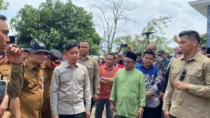 Wakil Presiden RI Gibran Rakabuming Raka didampingi Gubernur Jawa Tengah Ahmad Luthfi meninjau langsung lokasi bencana tanah bergerak di Desa Padasari, Kecamatan Jatinegara, Kabupaten Tegal, Jumat (6/2/2026). (Foto : Dokumen)