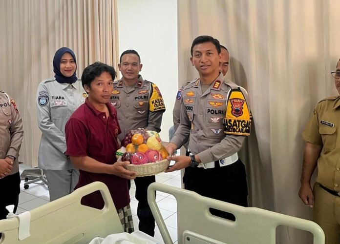 Satlantas Polres Demak menjenguk korban kecelakaan lalu lintas yang tengah menjalani perawatan di RSUD Sunan Kalijaga Demak sebagai wujud empati dan kepedulian kepada masyarakat. (Foto:Sam)
