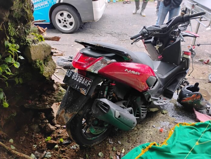 Kondisi sepeda motor korban mengalami kerusakan parah. (Foto Dokumen Gakkum)