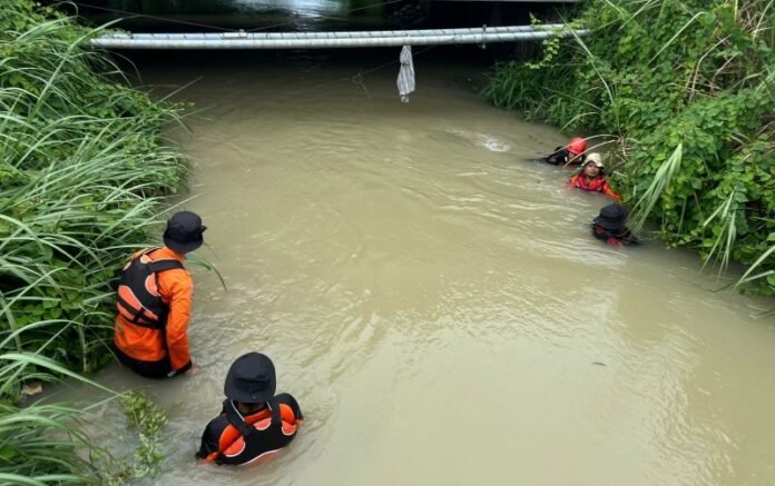 Tim SAR melakukan pencarian tenggelam