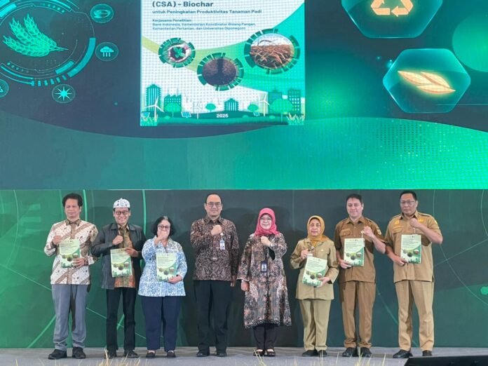 Peluncuran buku Pedoman Implementasi Model Bisnis Pertanian Berkelanjutan berbasis Teknologi Climate Smart Agriculture (CSA)–Biochar untuk Peningkatan Produktivitas Tanaman Padi. (Foto : Dok Bank Indonesia)