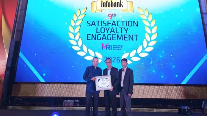 Direktur Kepatuhan & Manajemen Risiko Bank Jateng, Erik Abibon mewakili Bank Jateng dalam menerima penghargaan dalam ajang bergengsi 