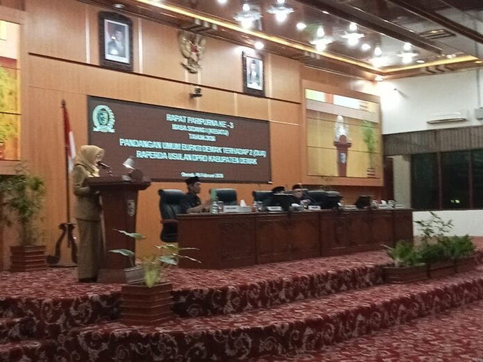 Bupati Demak Eisti’anah menyampaikan pandangan umum terhadap dua Raperda inisiatif DPRD Kabupaten Demak dalam Rapat Paripurna DPRD, Senin (9/2/2026). (Foto:Sam)