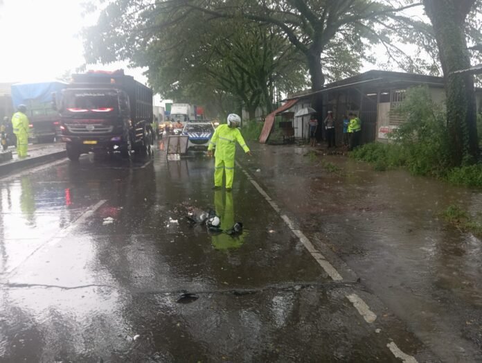 Petugas kepolisian melakukan olah TKP kecelakaan maut di Jalan Raya Demak–Kudus, Senin (9/2/2026), yang merenggut nyawa seorang pengendara sepeda motor. (Foto:Sam)
