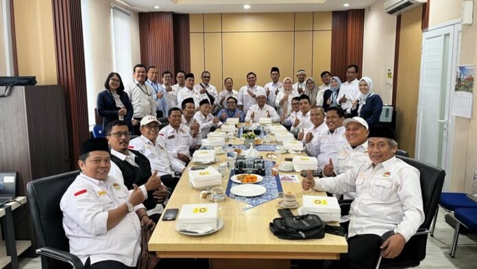 Bank Jateng Cabang Jakarta memperkuat sinergi dengan Himpunan Pedagang Warteg Indonesia (HIPWIN) melalui penguatan literasi dan inklusi keuangan. Pertemuan berlangsung di Ruang Rapat Bank Jateng Cabang Jakarta, Jakarta Selatan, Senin (2/2/2026). (Foto : Dok Bank Jateng)