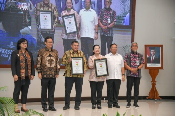Wali Kota Semarang Agustina menerima Rekor MURI atas pencapaian pemeriksaan kesehatan terintegrasi melalui platform Satu Sehat pada pekerja di perusahaan terbanyak di Aula Gedung Penunjang RSUP Dr. Kariadi, Selasa (10/2/2026). (Foto : Dok Pemkot Semarang)