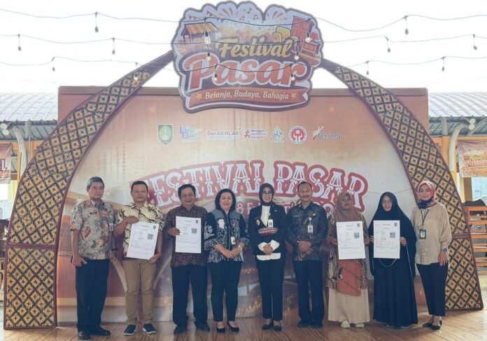 Jajaran Pemerintah Kota Surakarta bersama perwakilan Bank Jateng berfoto bersama usai pembukaan Festival Pasar di Surakarta, Kamis (5/2/2026). (Foto : Dok Bank Jateng)