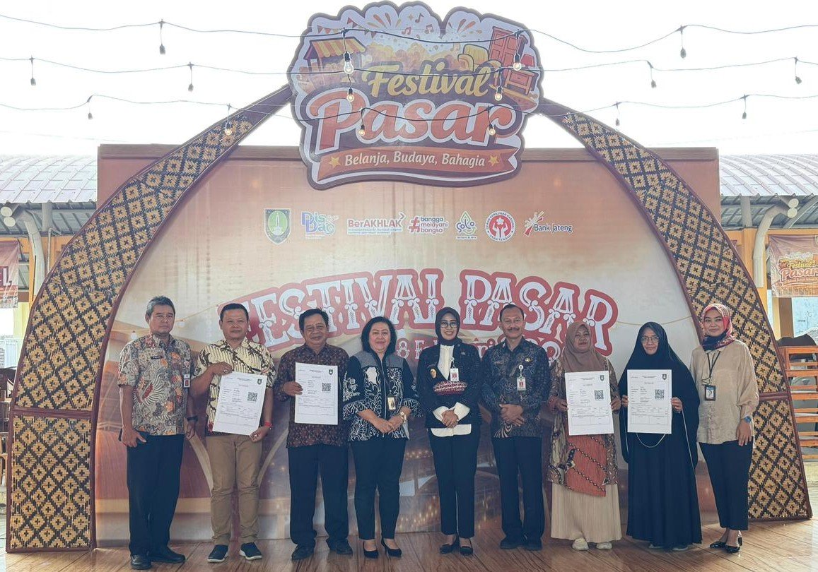 Bank Jateng Jajaran Pemerintah Kota Surakarta bersama perwakilan Bank Jateng berfoto bersama usai pembukaan Festival Pasar di Surakarta, Kamis (5/2/2026). (Foto : Dok Bank Jateng)