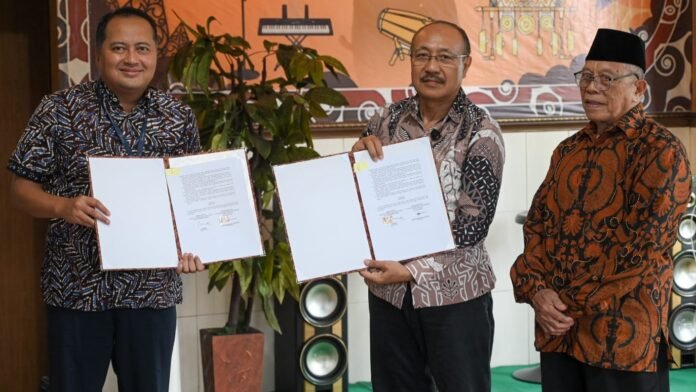 Pemimpin Bank Jateng Cabang Jakarta Anugrah Sigit Yanuar dan Ketua Umum Ikatan Kerukunan Keluarga Glagahombo (IKKG) Sudadi menunjukkan dokumen Perjanjian Kerja Sama (PKS) yang telah ditandatangani, disaksikan jajaran pengurus IKKG, di Jakarta Timur, Rabu (21/01/2026). (Foto : Dok Bank Jateng)