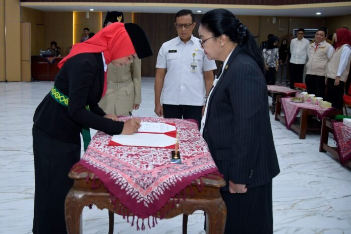 Wali Kota Semarang, Agustina Wilujeng melantik 42 anggota Purna Paskibraka menjadi Duta Pancasila Paskibraka Indonesia (DPPI) Kota Semarang di Ruang Lokakrida, Gedung Balaikota, Rabu (11/2/2026). (Foto : Dok Pemkot Semarang)