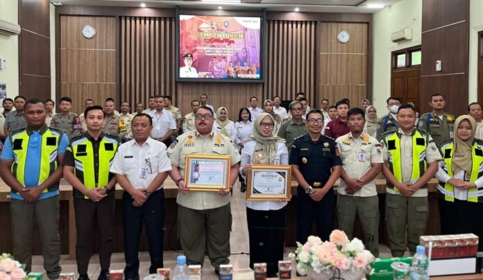 Bupati Demak Eisti’anah meresmikan pembentukan Satgas Pemberantasan Barang Kena Cukai Ilegal Tahun 2026 di Grhadika Bina Praja, Rabu (11/2/2026), sebagai upaya memperkuat pengawasan dan menekan peredaran rokok ilegal di Kabupaten Demak. (Foto:Sam)