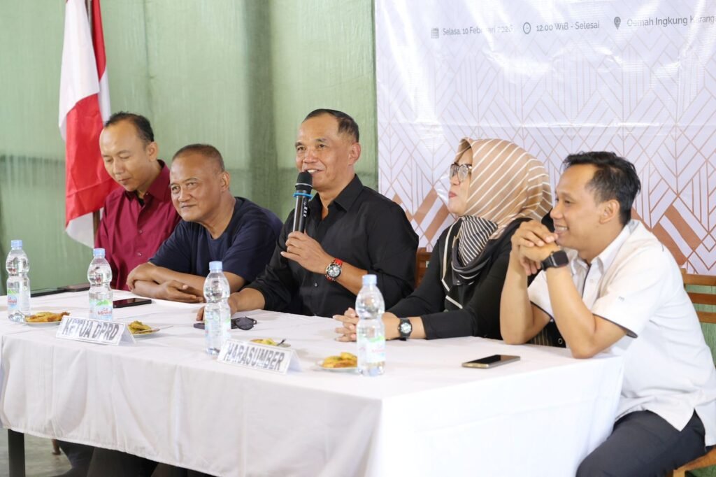 Ketua DPRD Jateng Sumanto saat membuka Focus Group Discussion (FGD) "Peluang dan Tantangan Media di Era Disrupsi" yang berlangsung di Omah Ingkung, Kabupaten Karanganyar, Selasa, 10 Februari 2026. (Foto : Dok DPRD Jateng)