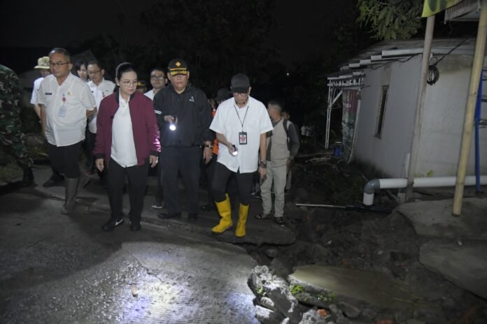Wali kota Semarang, Agustina Wilujeng meninjau langsung lokasi terjadinya pergerakan tanah di wilayah RT 7 RW 1, Kelurahan Jangli, Kecamatan Tembalang pada Rabu (11/2) sore. (Foto : Dok Pemkot Semarang)
