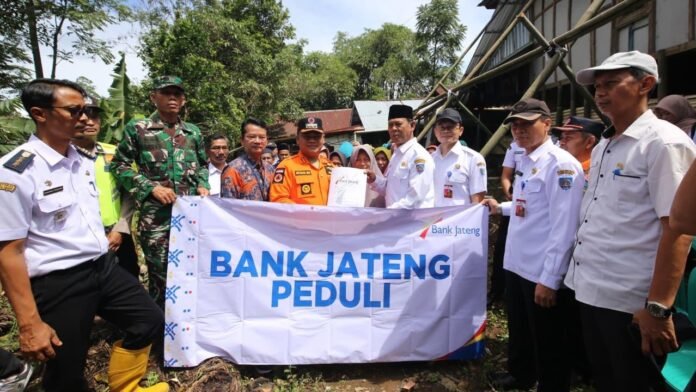 Bank Jateng menyalurkan bantuan dana Corporate Social Responsibility (CSR) kepada warga terdampak bencana tanah bergerak di Dukuh Kali Kloneng, Desa Dukuhbenda, Kecamatan Bumijawa, Kabupaten Tegal yang dilakukan secara simbolis oleh Bupati Tegal, Ischak Maulana Rohman, didampingi Wakil Pemimpin Bank Jateng Cabang Slawi, Heri Riyanto, pada Rabu (4/2/2026). (Foto : Dok Bank Jateng)