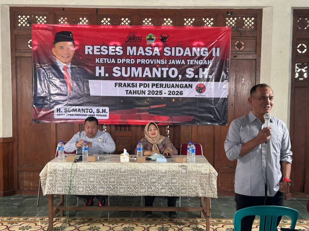 Ketua DPRD Jateng Sumanto saat menggelar Reses Penyerapan Aspirasi Masyarakat di Pendopo Posko Suruh, Tasikmadu, Kabupaten Karanganyar, Rabu, 11 Februari 2026. (Foto : Dok DPRD Jateng)