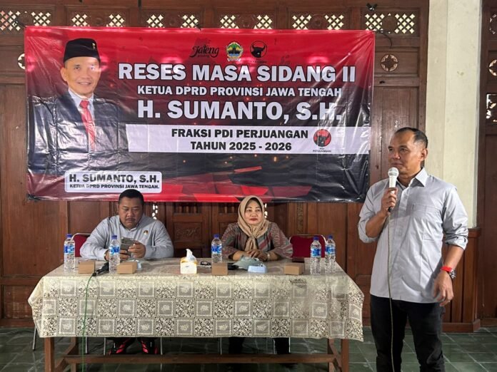 Ketua DPRD Jateng Sumanto saat menggelar Reses Penyerapan Aspirasi Masyarakat di Pendopo Posko Suruh, Tasikmadu, Kabupaten Karanganyar, Rabu, 11 Februari 2026. (Foto : Dok DPRD Jateng)