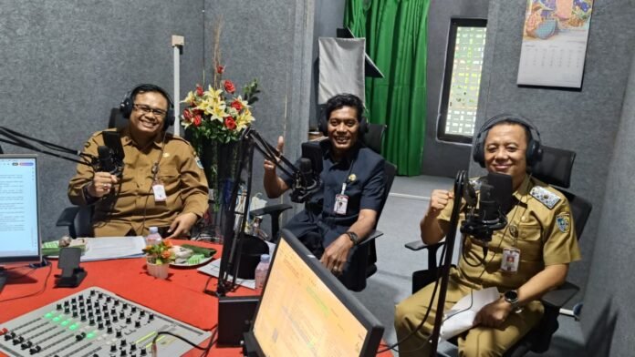 Wakil Bupati Demak Muhammad Badruddin saat menjadi narasumber talkshow di RSKW 104.8 FM, menyampaikan komitmen Pemkab Demak dalam mewujudkan zero stunting 2026 melalui penanganan holistik lintas sektor. (Foto : Sam)