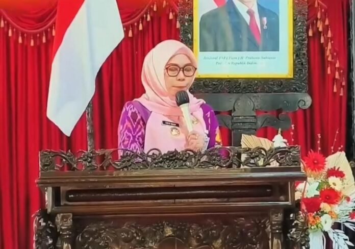 Bupati Demak dr. Hj. Eisti’anah, memberikan arahan saat Sosialisasi Pencairan Bantuan Hibah Kesejahteraan bagi guru Madin, TPQ, dan ponpes di Pendopo Satya Bhakti Praja. (Foto:Sam)