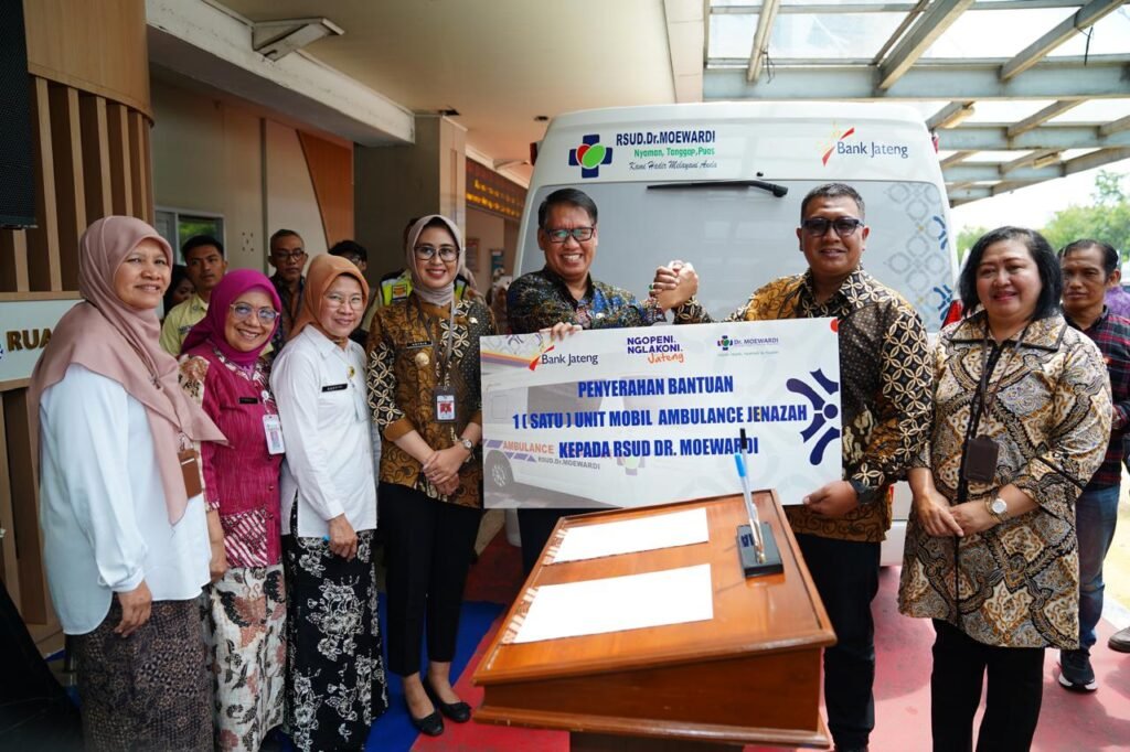 Bank Jateng menyerahkan bantuan satu unit ambulans untuk menunjang fasilitas operasional rumah sakit. (Foto : Dok Bank Jateng)