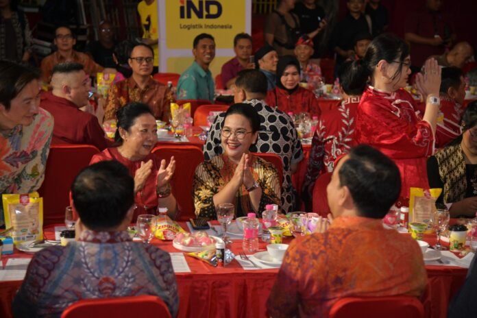 Wali Kota Semarang, Agustina Wilujeng, saat menghadiri Gelar Tuk Panjang Pasar Imlek Semawis 2577 di Gang Gambiran, Jumat (13/2/2026). (Foto : Dok Pemkot Semarang)