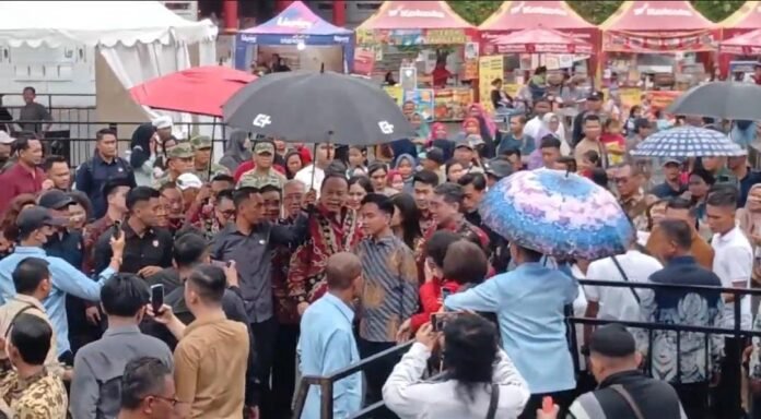 Wakil Presiden Gibran Rakabuming Raka saat meninjau langsung persiapan perayaan Imlek Nasional di Sam Poo Kong Semarang, Sabtu (14/2/2026). (Foto: Ist)