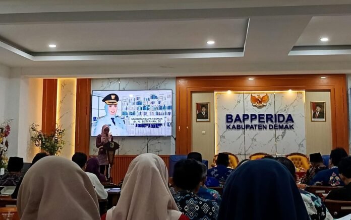 Bupati Demak Eisti’anah memberikan sambutan dalam Rapat Koordinasi Tim Penanggulangan Kemiskinan di Aula Bapperida Demak, yang mencatat penurunan angka kemiskinan Kabupaten Demak menjadi 10,87 persen pada tahun 2025. (Foto:Sam)