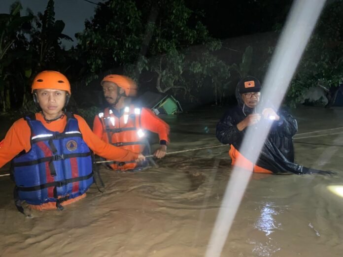 Badan Penanggulangan Bencana Daerah (BPBD) Kota Semarang langsung melakukan evakuasi warga sejumlah wilayah di Kecamatan Tembalang pada Senin (16/2) dini hari. (Foto : Dok Pemkot Semarang)