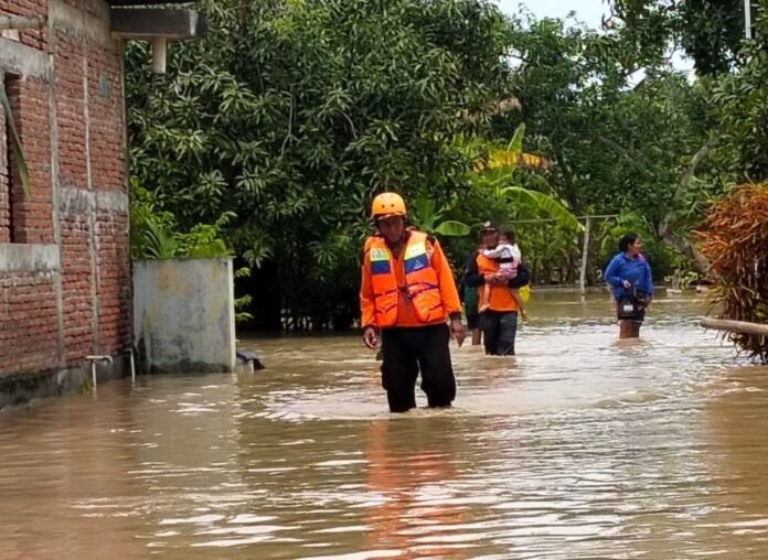 Banjir merendam permukiman warga di Desa Tlogoweru, Kecamatan Guntur, Kabupaten Demak akibat jebolnya tanggul Sungai Cabean, Senin (16/2/2026). (Foto:Sam)