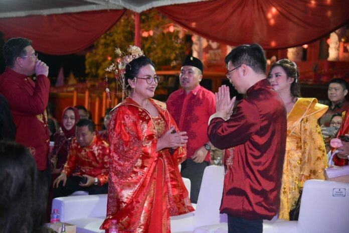 Wali Kota Semarang, Agustina Wilujeng saat menghadiri Imlek Vaganza 2026 di Klenteng Agung Sam Poo Kong berlangsung meriah, Minggu (16/2/2026). (Foto : Dok Pemkot Semarang)
