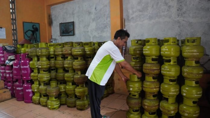 PT Pertamina Patra Niaga Regional Jawa Bagian Tengah (JBT) menyalurkan tambahan pasokan LPG 3 kg sebanyak 1,1 juta tabung. (Foto : Dok Pertamina)