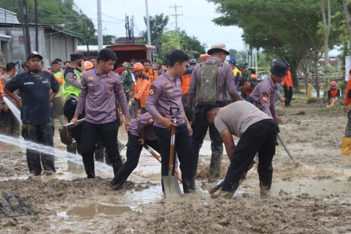 Bupati Demak bersama Forkopimda meninjau langsung lokasi tanggul jebol dan banjir di wilayah terdampak, memastikan penanganan cepat serta keselamatan warga, Selasa (17/2/2026). (Foto:Sam)