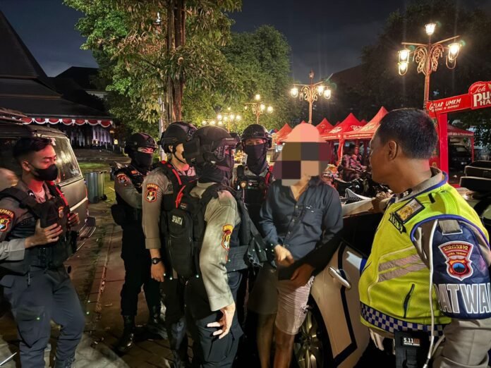 Pelaku diamankan Sat Samapta usai mengendarai mobil dibawah pengaruh miras. (Foto : Humas Polresta Surakarta)