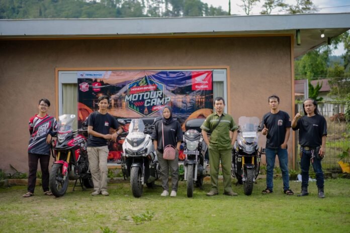 Foto bersama seluruh perwakilan komunitas Plat AD (kiri ke kanan) Lana CBX.ID Wonogiri, Ade Imron (Hantara), Dewi (Ladies Bikers Klaten), Udin (Paguyuban Honda Motor Wonogiri), Miko (BeAT Boyolali), Heri Pekings (Koordinator Wilayah Plat AD). (Foto : Dok Honda)