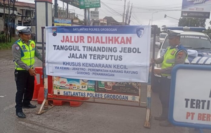 Pengalihan lalu lintas oleh Polres Demak. (Foto : Sam)