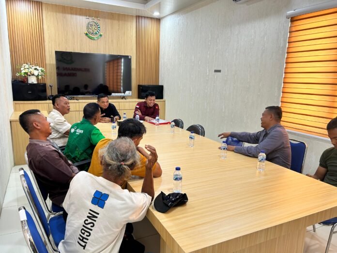 Warga Desa Sidomulyo melakukan audiensi dengan pihak Kejaksaan Negeri Demak terkait penanganan dugaan korupsi pengelolaan pasnar desa, Rabu (18/2/2026). (Foto:Sam)