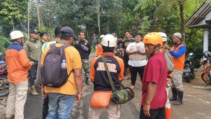 BPBD dan Tim SAR Gabungan dan relawan diterjunkan untuk mencari korban.(Foto : Dokumen BPBD)