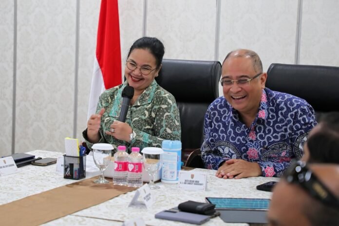 Wali Kota Semarang, Agustina Wilujeng, menerima kunjungan kehormatan Duta Besar India Sandeep Chakravorty di ruang rapat wali kota, Kamis (19/2/2026). (Foto : Dok Pemkot Semarang)