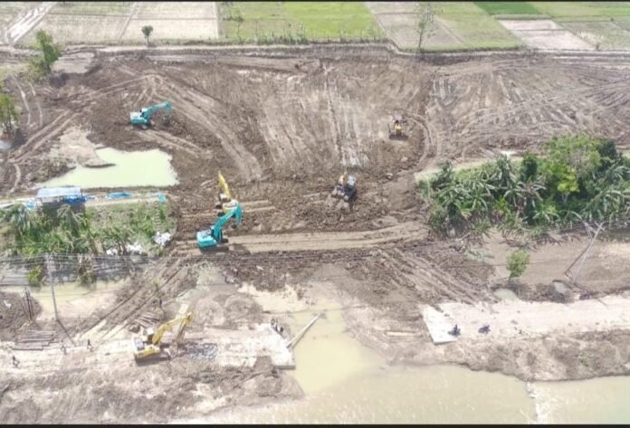 Sejumlah alat berat dikerahkan untuk mempercepat penutupan dan penguatan tanggul Sungai Tuntang yang jebol di Kecamatan Kebonagung, Kabupaten Demak, Jawa Tengah, guna menekan risiko banjir susulan akibat tingginya curah hujan. (Foto:Sam)